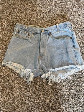Levi's 550 Light Blue Frayed Hem Denim Shorts - Size 32
